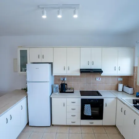 Anna's Place 2b, Paphos, Pool Апартаменты *