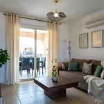 Anna's Place 2b, Paphos, Pool Apartment *